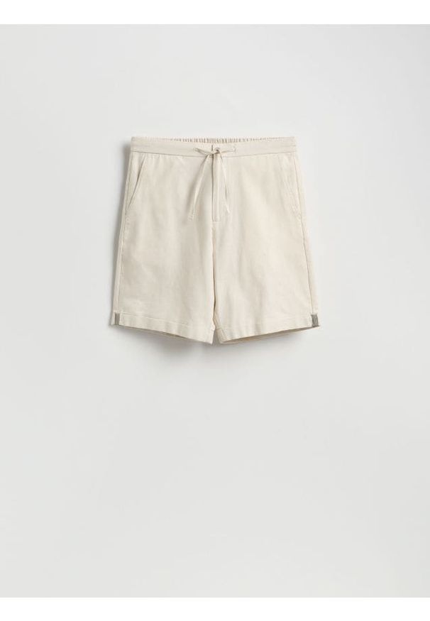 Reserved - Szorty regular z dodatkiem lnu - beżowy. Kolor: beżowy. Materiał: len