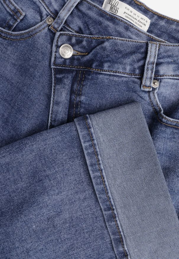 Born2be - Niebieskie Jeansy Bawełniane z Asymetrycznym Zapięciem i Wywiniętymi Nogawkami Ellenesta. Okazja: na co dzień, na spacer. Kolor: niebieski. Styl: elegancki, casual