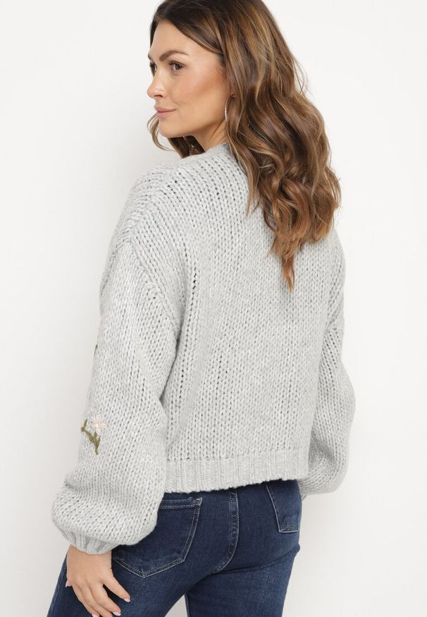 Born2be - Szary Kardigan w Kwiatowy Wzór Zapinany na Ozdobną Agrafkę Patinita. Okazja: na co dzień. Kolor: szary. Materiał: jeans. Długość: długie. Wzór: kwiaty. Styl: casual, elegancki