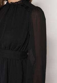 Born2be - Czarna Rozkloszowana Sukienka Siateczkowa z Bufiastymi Rękawami Isovana. Okazja: na co dzień. Kolor: czarny. Styl: casual, elegancki #4