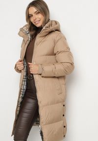 Born2be - Ciemnobeżowa Długa Kurtka Pikowana z Kapturem Genama. Okazja: na co dzień, na spacer. Typ kołnierza: kaptur. Kolor: beżowy. Materiał: poliester, dzianina, jeans. Długość: długie. Styl: klasyczny, casual #6