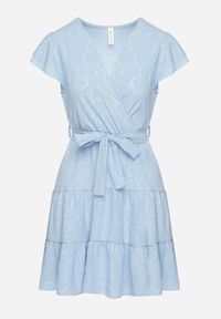 Born2be - Jasnoniebieska Kopertowa Sukienka Ozdobiona Falbanami i Paskiem Liliessa. Okazja: na co dzień. Typ kołnierza: dekolt w kształcie V. Kolor: niebieski. Wzór: aplikacja. Typ sukienki: kopertowe. Styl: elegancki, casual, klasyczny #6