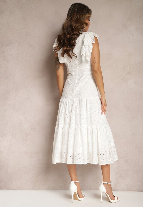 Renee - Biała Ażurowa Sukienka ze Stójką Ozdobiona Perłami i Falbankami Primessa. Typ kołnierza: kołnierz z falbankami, kołnierzyk stójkowy. Kolor: biały. Wzór: ażurowy, aplikacja. Sezon: lato. Styl: boho