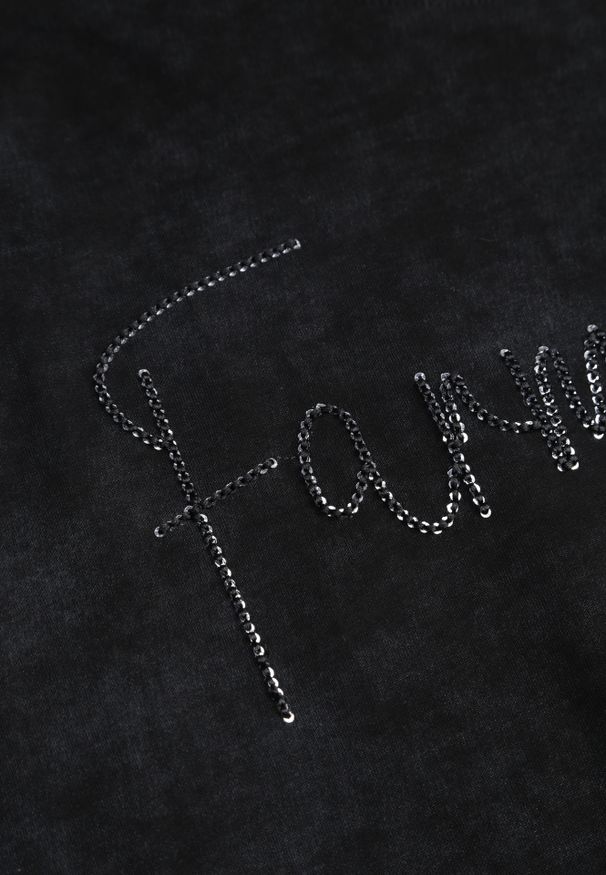 Renee - Czarny Oversizowy T-shirt z Bawełny Zdobiony Haftem z Cekinami Marivia. Okazja: na co dzień. Kolor: czarny. Materiał: bawełna. Wzór: aplikacja, haft. Styl: elegancki, casual