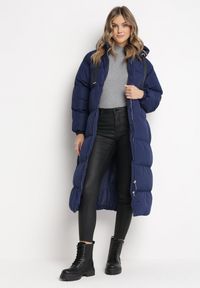 Born2be - Granatowa Długa Kurtka Pikowana Płaszcz na Zamek z Kapturem Lesea. Okazja: na co dzień. Typ kołnierza: kaptur. Kolor: niebieski. Materiał: dzianina, jeans. Długość: długie. Styl: casual, elegancki #4