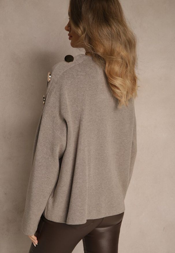 Renee - Beżowy Sweter z Metalicznymi Guzikami na Ramieniu Ederlia. Okazja: do pracy, na spotkanie biznesowe. Typ kołnierza: golf. Kolor: beżowy. Materiał: skóra. Styl: elegancki, biznesowy