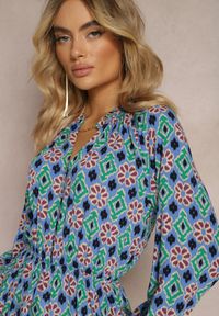 Renee - Niebiesko-Fioletowy Kombinezon o Krótkim Fasonie z Gumką w Talii w Mozaikowy Print z Wiskozy Glimmeria. Kolor: niebieski. Materiał: wiskoza. Długość: krótkie. Wzór: nadruk