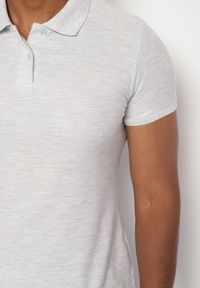 Born2be - Jasnoszary T-shirt Polo z Bawełną Fodelira. Okazja: na co dzień. Typ kołnierza: polo. Kolor: szary. Materiał: bawełna. Styl: klasyczny, elegancki, casual #5