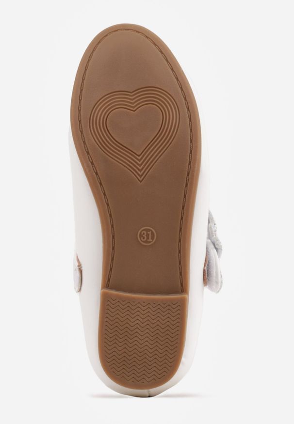 Born2be - Białe Balerinki z Paskiem z Cyrkoniową Aplikacją w Kształcie Motyla Nellsey. Okazja: na uczelnię. Zapięcie: pasek. Kolor: biały. Wzór: aplikacja. Styl: elegancki