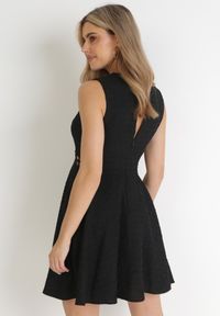 Born2be - Czarna Sukienka Mini z Ozdobnymi Wycięciami w Talii Semira. Kolor: czarny. Materiał: koronka. Wzór: ażurowy. Długość: mini #3