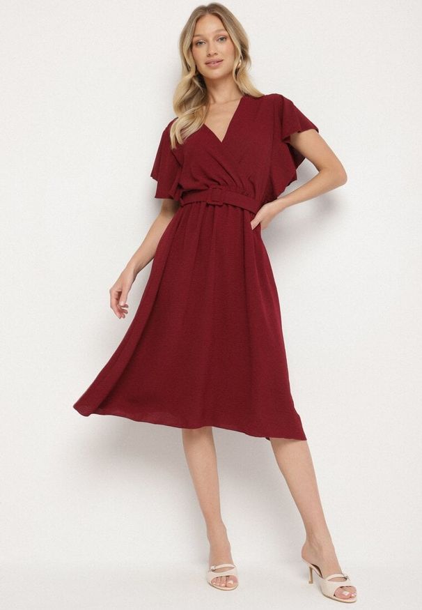 Born2be - Bordowa Sukienka z Kopertowym Dekoltem i Paskiem Sizuee. Kolor: czerwony. Typ sukienki: kopertowe