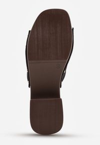 Renee - Czarne Klapki w Stylu Drewniaków z Nitami na Klockowym Obcasie Junikofa. Okazja: na co dzień. Kolor: czarny. Materiał: zamsz, koronka. Obcas: na obcasie. Styl: casual, rockowy. Wysokość obcasa: średni #6