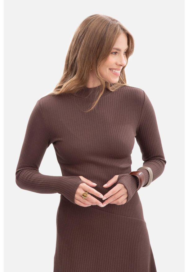 BeWear - Bawełniana sukienka dzianinowa z golfem rozkloszowana brąz. Okazja: na co dzień, do pracy. Typ kołnierza: golf. Kolor: brązowy. Materiał: dzianina, bawełna. Długość rękawa: długi rękaw. Styl: casual