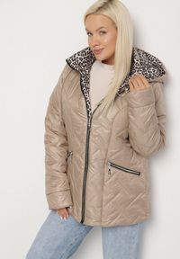 Born2be - Beżowa Pikowana Kurtka z Kapturem i Podszewką w Panterkę Felandre. Okazja: na co dzień, na spacer. Typ kołnierza: kaptur. Kolekcja: plus size. Kolor: beżowy. Materiał: jeans. Wzór: motyw zwierzęcy. Styl: klasyczny, casual