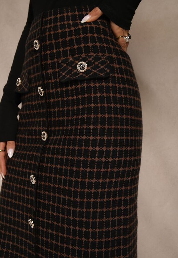 Renee - Czarna Tweedowa Spódnica Ołówkowa w Kratę z Guzikami Aretusa. Okazja: na spotkanie biznesowe. Stan: podwyższony. Kolor: czarny. Styl: biznesowy