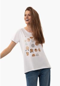 Volcano - Koszulka z błyszczącym nadrukiem T-NETTA. Kolor: biały. Materiał: skóra, bawełna, materiał. Długość rękawa: krótki rękaw. Długość: krótkie. Wzór: nadruk. Styl: glamour, klasyczny #1