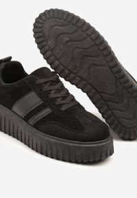 Renee - Czarne Sneakersy na Tłoczonej Platformie z Paskami Rilasena. Okazja: na co dzień. Zapięcie: pasek. Kolor: czarny. Wzór: paski. Obcas: na platformie