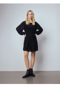 Reserved - Sukienka mini z wyszywanym dekoltem - czarny. Kolor: czarny. Materiał: tkanina. Długość: mini #1