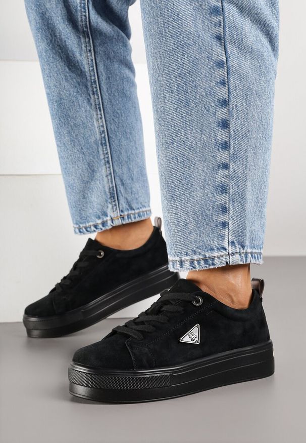 Born2be - Czarne Zamszowe Sneakersy na Grubej Podeszwie z Metaliczną Ozdobą Messle. Okazja: na co dzień. Kolor: czarny. Materiał: zamsz. Wzór: aplikacja