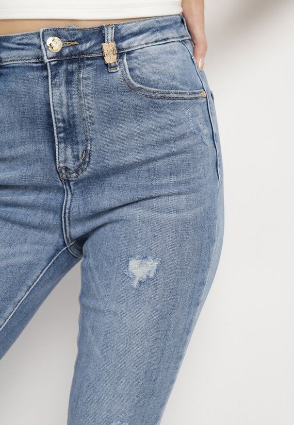 Born2be - Jasnoniebieskie Klasyczne Jeansy Slim Bawełniane z Ozdobnymi Przetarciami Dacci. Okazja: na co dzień. Kolor: niebieski. Styl: klasyczny