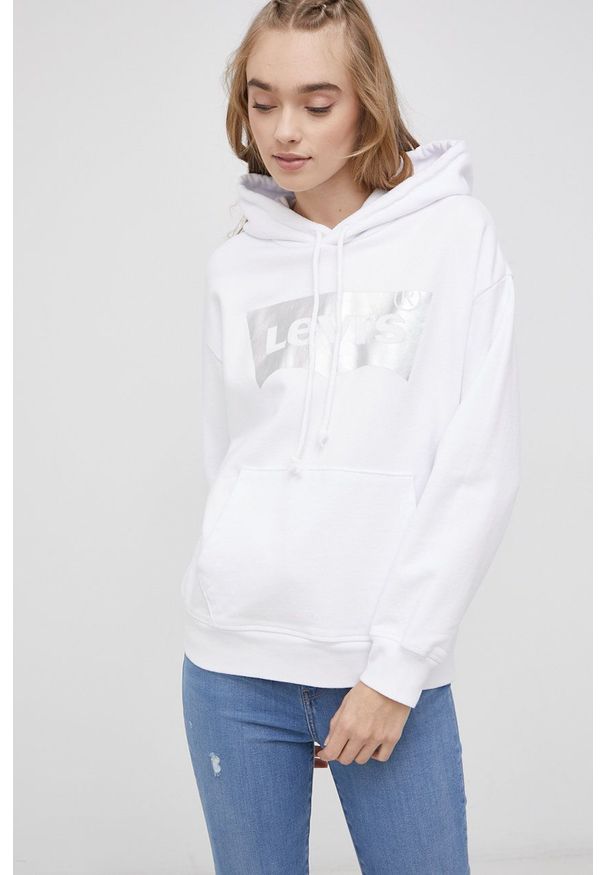Levi's® - Levi's Bluza bawełniana damska kolor biały z kapturem z nadrukiem. Okazja: na spotkanie biznesowe, na co dzień. Typ kołnierza: kaptur. Kolor: biały. Materiał: bawełna. Wzór: nadruk. Styl: casual, biznesowy