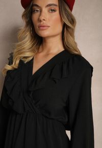 Renee - Czarna Kopertowa Sukienka z Żabotem Ozdobiona Falbankami Melosia. Okazja: na co dzień. Typ kołnierza: z żabotem, kołnierz z falbankami. Kolor: czarny. Wzór: aplikacja. Typ sukienki: kopertowe. Styl: elegancki, casual #4