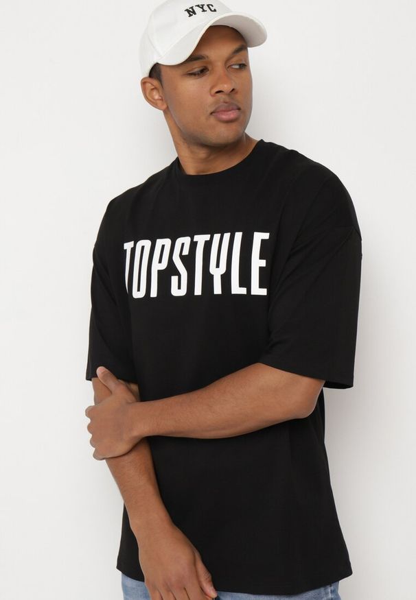 Born2be - Czarna Bawełniana Koszulka z Krótkim Rękawem i Ozdobnymi Nadrukami na Plecach i z Przodu Azariel. Okazja: na co dzień. Kolor: czarny. Materiał: bawełna. Długość rękawa: krótki rękaw. Długość: krótkie. Wzór: nadruk. Styl: casual