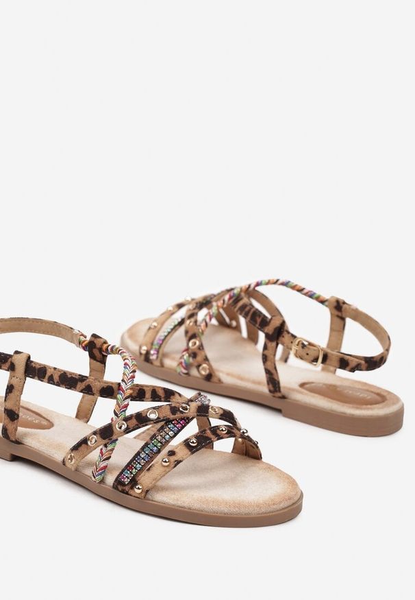 Renee - Panterkowe Sandały Ozdobione Nitami i Biżuteryjnymi Cyrkoniami Nanolea. Okazja: na spacer, na co dzień. Zapięcie: klamry. Wzór: aplikacja. Sezon: lato. Obcas: na płaskiej podeszwie. Styl: casual