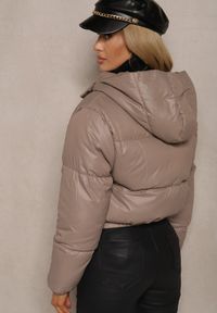 Renee - Ciemnoszara Pikowana Kurtka z Nieodpinanym Kapturem o Krótkim Kroju Tinneira. Okazja: na spacer. Kolor: szary. Materiał: jeans. Długość: krótkie. Styl: elegancki #5