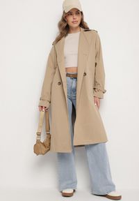 Born2be - Ciemnobeżowy Płaszcz Dwurzędowy Trencz Ozdobiony Paskiem i Pagonami Malwissa. Okazja: na co dzień. Kolor: beżowy. Materiał: jeans. Wzór: aplikacja. Sezon: jesień, wiosna. Styl: casual, elegancki #4