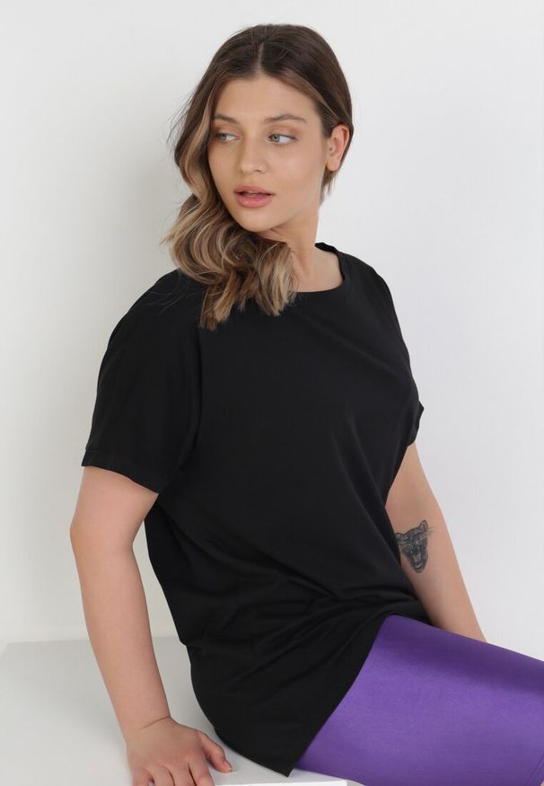 Born2be - Czarny T-shirt Ammi. Kolor: czarny. Materiał: dzianina, bawełna, elastan. Długość rękawa: krótki rękaw. Długość: krótkie