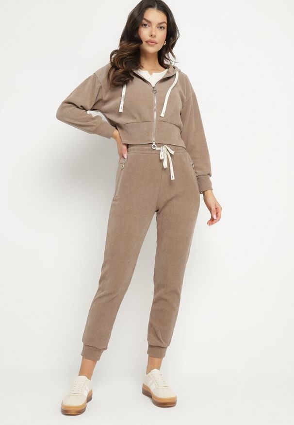Born2be - Ciemnobeżowy Bawełniany Komplet Dresowy Bluza z Kapturem i Spodnie ze Sznurkiem Hariven. Kolor: beżowy. Materiał: dresówka, bawełna. Sport: turystyka piesza