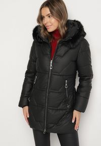 Born2be - Czarna Taliowana Kurtka Pikowana z Kapturem z Futrem Nalaseva. Okazja: na co dzień. Typ kołnierza: kaptur. Kolor: czarny. Materiał: futro. Sezon: zima. Styl: casual, elegancki #7