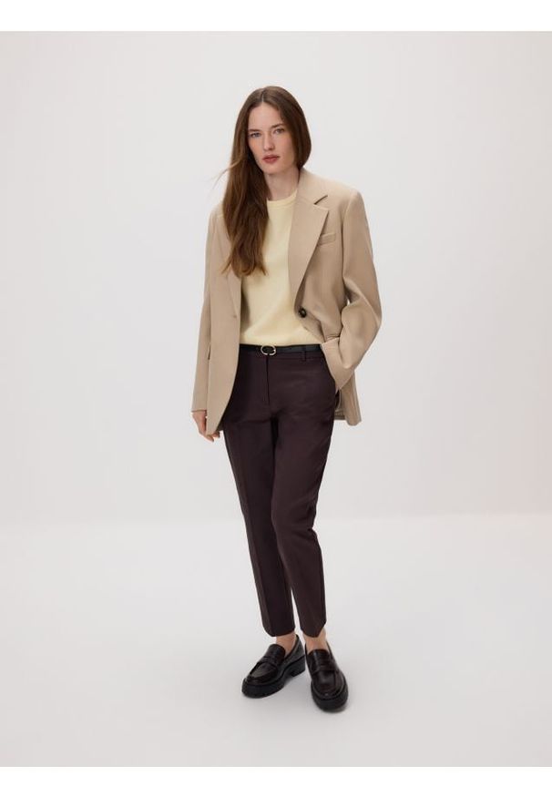 Reserved - Spodnie cygaretki z paskiem - ciemnobrązowy. Kolor: brązowy. Materiał: tkanina, bawełna