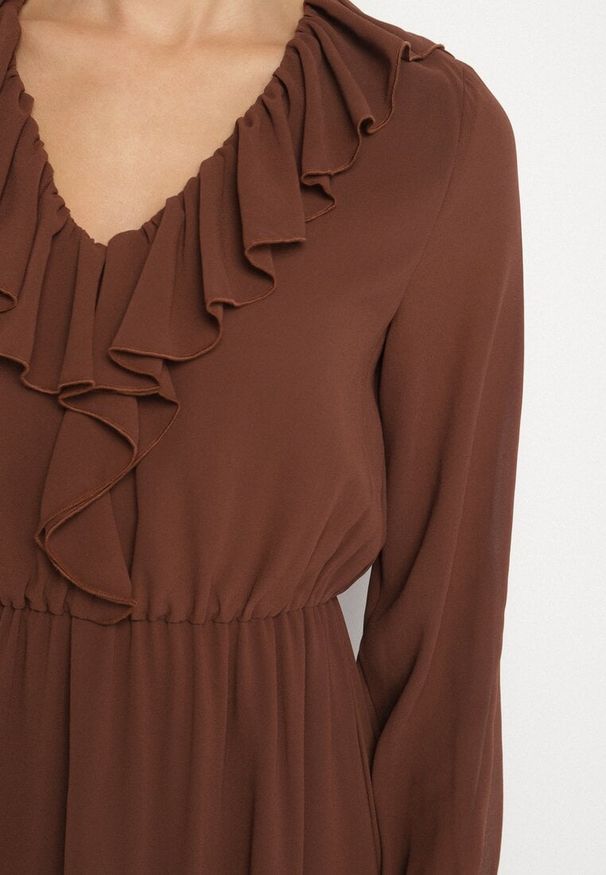 Born2be - Brązowa Siateczkowa Sukienka VICES o Rozkloszowanym Kroju z Falbanami Arevite. Typ kołnierza: dekolt w kształcie V. Kolor: brązowy. Typ sukienki: rozkloszowane. Styl: klasyczny