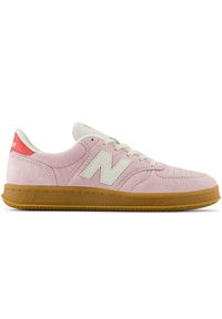 Buty unisex New Balance CT500EA – różowe. Kolor: różowy. Materiał: guma, zamsz, nubuk. Szerokość cholewki: normalna. Sport: tenis