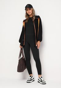 Born2be - Czarna Kurtka Jednorzędowa z Bawełną Kapturem i Wstążką Zakończona Ściągaczem Martinis. Okazja: na co dzień. Kolor: czarny. Materiał: bawełna. Wzór: aplikacja. Styl: casual, elegancki, klasyczny #4