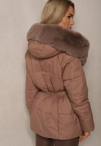 Renee - Ciemnobeżowa Kurtka Pikowana z Kapturem i Odpinanym Kołnierzem Wiązana w Pasie Sialwenna. Typ kołnierza: kaptur. Kolor: beżowy. Materiał: jeans, futro. Styl: elegancki #3