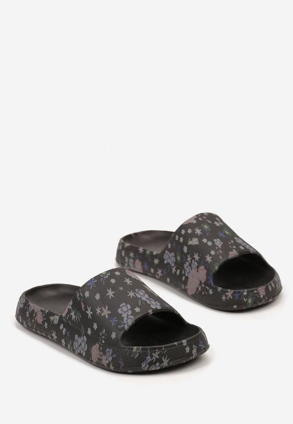 Renee - Czarne Piankowe Klapki z Szerokim Pakiem i Uroczym Nadrukiem Kertisea. Kolor: czarny. Materiał: jeans. Wzór: nadruk. Sezon: lato