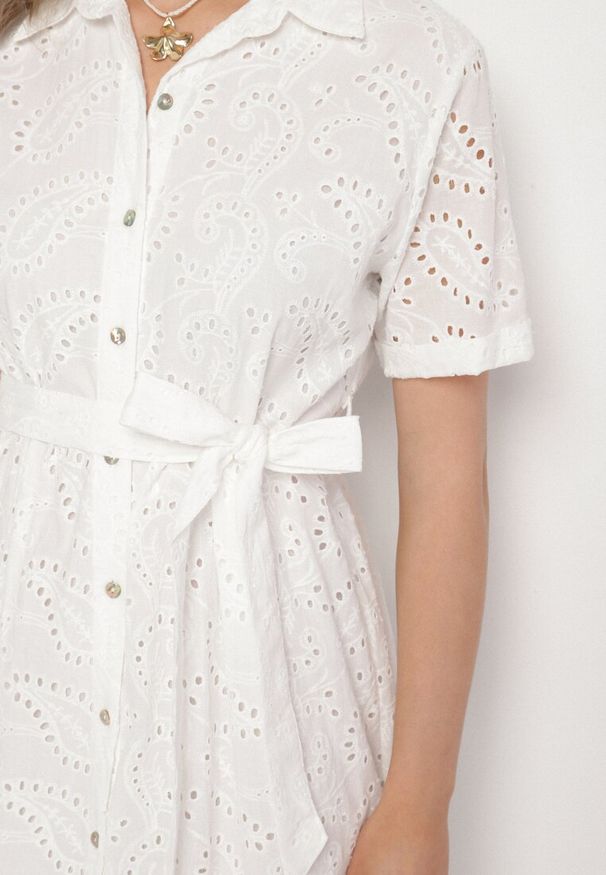 Born2be - Biała Bawełniana Koszulowa Sukienka Ażurowa z Paskiem Fevaila. Okazja: na co dzień. Kolor: biały. Materiał: bawełna. Długość rękawa: krótki rękaw. Wzór: ażurowy. Typ sukienki: koszulowe. Styl: klasyczny, casual, elegancki