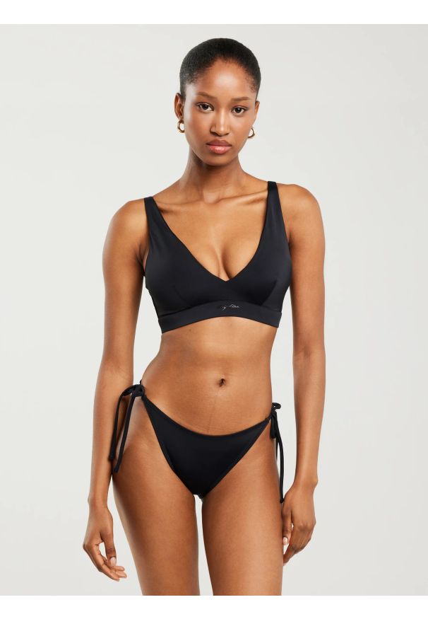 Big-Star - Góra od kostiumu kąpielowego czarna Morra 906. Kolor: czarny. Wzór: aplikacja, nadruk