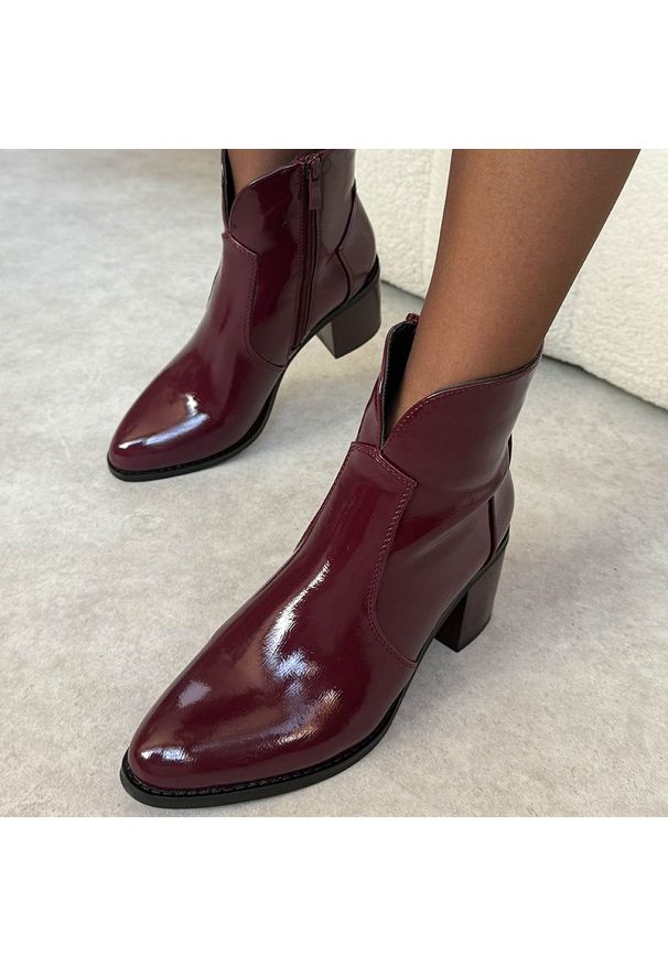 Bordowe lakierowane botki damskie na obcasie M.Daszyński 2337-13. Okazja: do pracy, na co dzień, na spotkanie biznesowe. Kolor: czerwony. Materiał: skóra, lakier. Szerokość cholewki: normalna. Sezon: zima, jesień. Obcas: na obcasie. Styl: wizytowy, klasyczny, elegancki, casual, biznesowy. Wysokość obcasa: średni