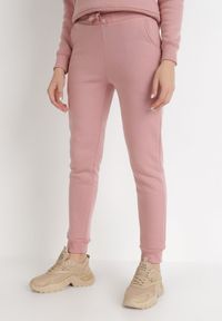 Born2be - Różowe Spodnie Dresowe Celaphine. Kolor: różowy. Materiał: dresówka. Sport: turystyka piesza #1