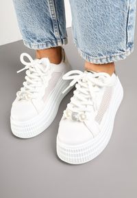 Born2be - Biało-Złote Sneakersy na Platformie z Transparentną Siateczką Perłami i Cyrkoniami Aderiba. Okazja: na co dzień. Kolor: biały. Materiał: jeans. Wzór: aplikacja. Obcas: na platformie #5