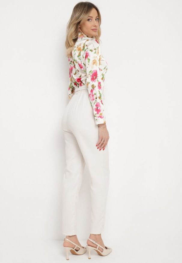 Born2be - Jasnobeżowy Kombinezon z Koszulową Górą w Kwiaty i Wiązanym Paskiem Sorjana. Kolor: beżowy. Materiał: materiał. Długość: długie. Wzór: kwiaty. Styl: elegancki