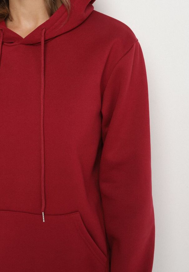 Born2be - Bordowa Bluza z Kapturem i Kangurkową Kieszenią Envila. Okazja: na co dzień. Typ kołnierza: kaptur. Kolor: czerwony. Materiał: jeans. Styl: casual, elegancki