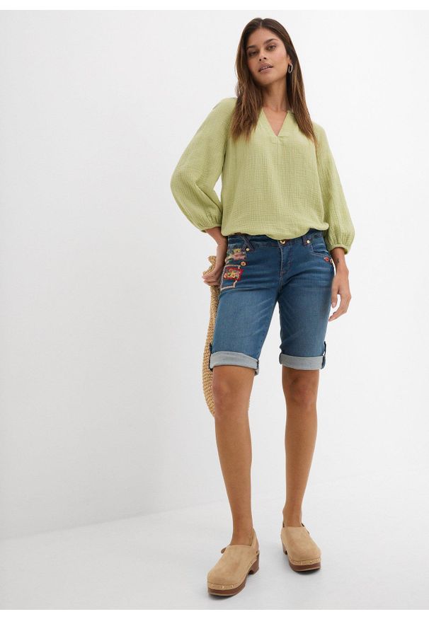 bonprix - Szorty dżinsowe, mid waist. Kolor: niebieski. Wzór: kolorowy. Styl: elegancki