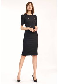 Nife - Elegancka sukienka ołówkowa z guzikami dopasowana midi czarna. Okazja: do pracy. Kolor: czarny. Typ sukienki: ołówkowe. Styl: elegancki. Długość: midi