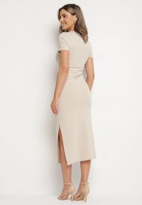 Born2be - Beżowa Dopasowana Sukienka z Wiskozą Zdobiona Marszczeniem przy Dekolcie Obonelle. Typ kołnierza: dekolt w kształcie V. Kolor: beżowy. Materiał: wiskoza. Długość rękawa: krótki rękaw. Wzór: aplikacja. Styl: elegancki #5