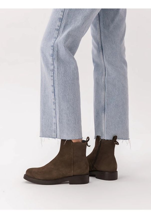 Ryłko - Zielone botki ze skóry welurowej. Okazja: na co dzień. Nosek buta: okrągły. Zapięcie: zamek. Kolor: zielony. Szerokość cholewki: normalna. Materiał: skóra, welur. Obcas: na obcasie. Styl: klasyczny, casual, elegancki, street. Wysokość obcasa: niski